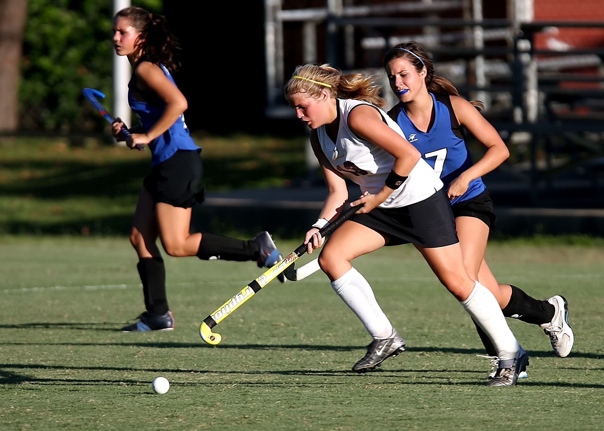 Tjejer som spelar landhockey