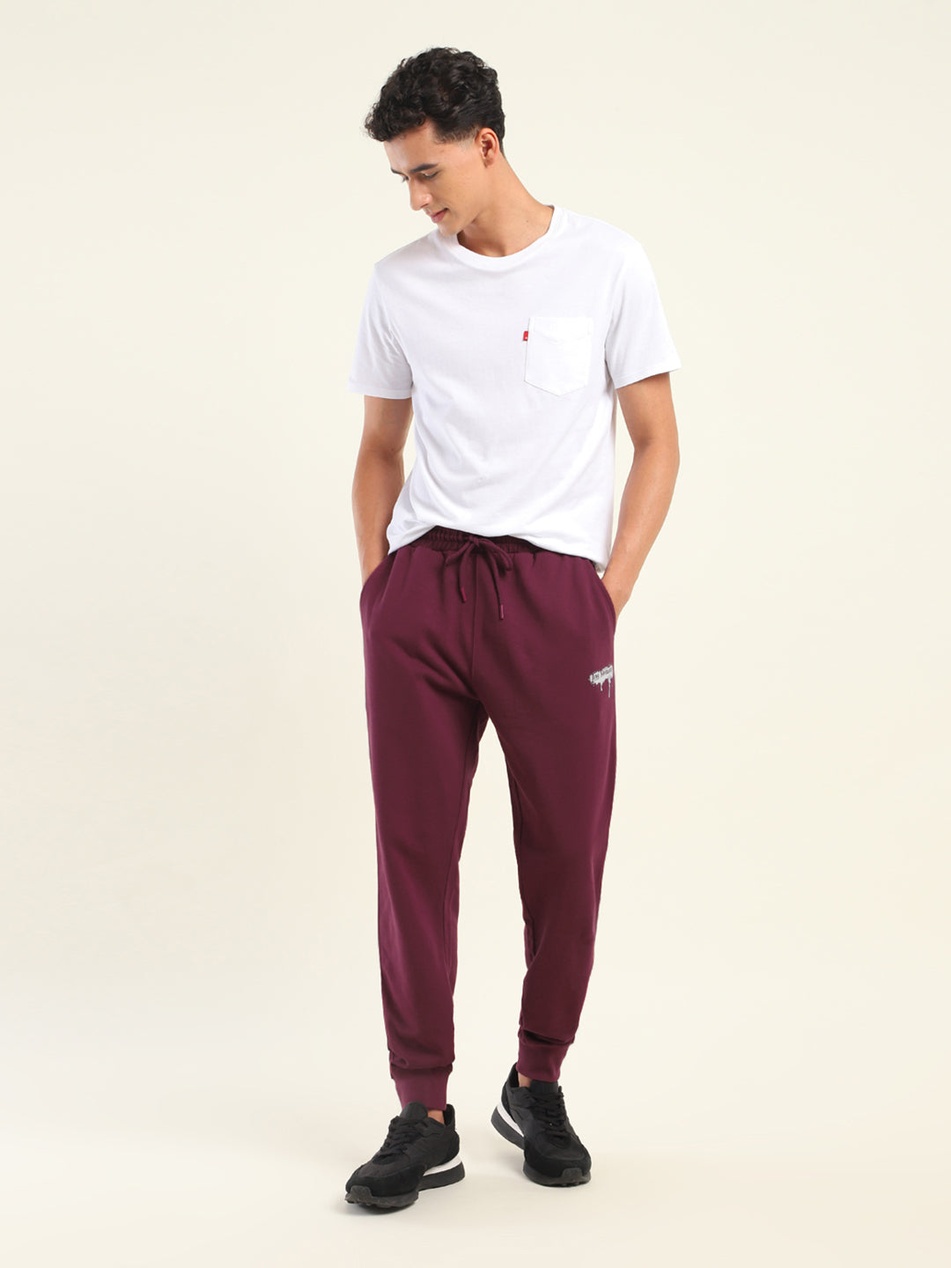 En närbild på ett par moderna sneakers som visar synlig teknologi.